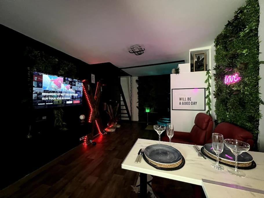 Red Love-Room / Balneo & Plus ! Souppes-sur-Loing المظهر الخارجي الصورة
