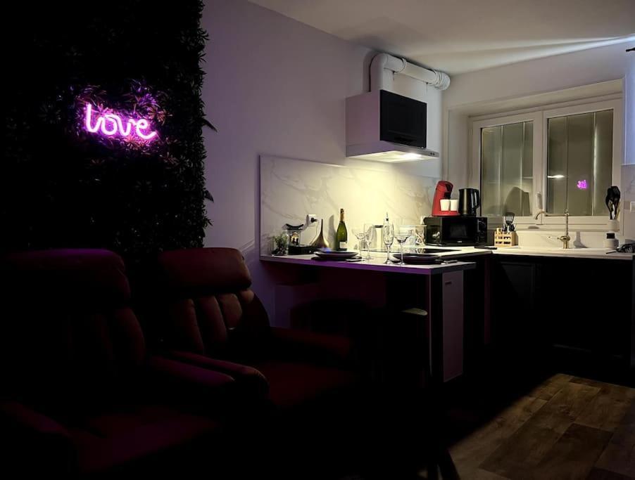 Red Love-Room / Balneo & Plus ! Souppes-sur-Loing المظهر الخارجي الصورة